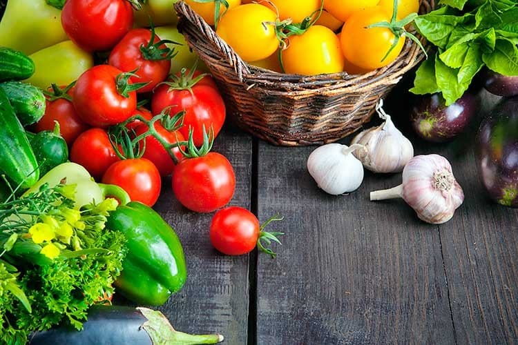 Диетологи рекомендуют есть помидоры для поднятия настроения