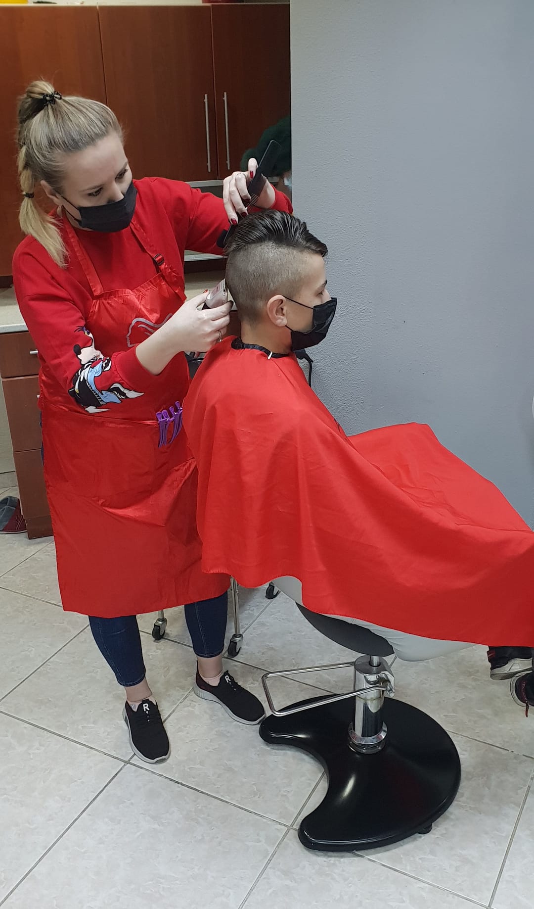 Парикмахер из Ашхабада бесплатно стрижет маломобильных граждан