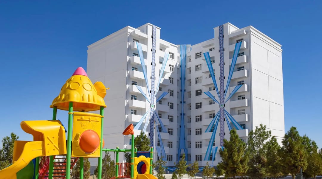 Serdar Berdimuhamedov inspected the progress of construction of structures in the Parahat residential complex