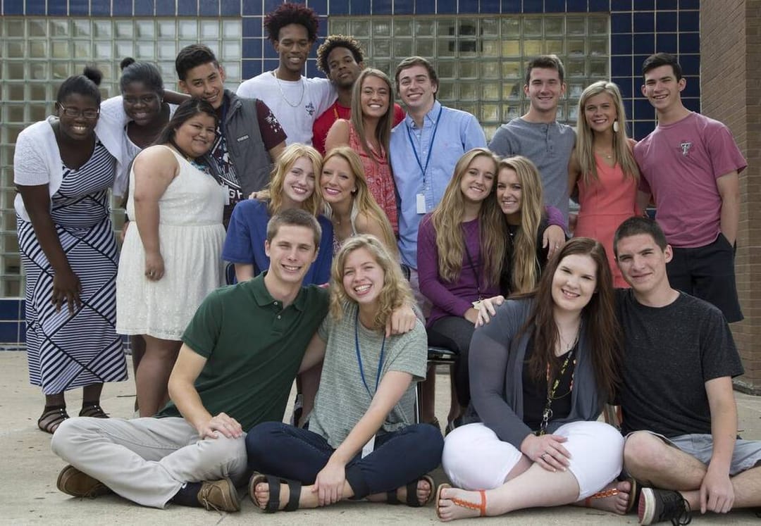 Одна из школ в США выпустит сразу 35 пар близнецов