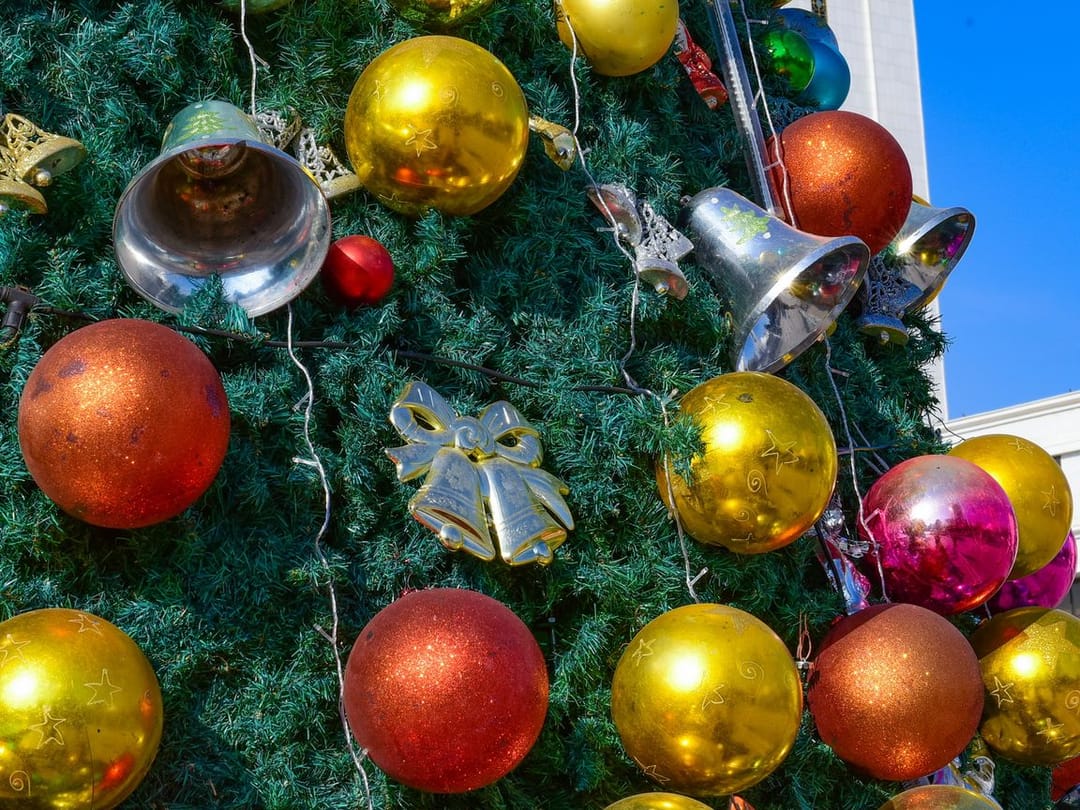 В Туркменбаши с большим успехом прошла премьера новогодней детской сказки 