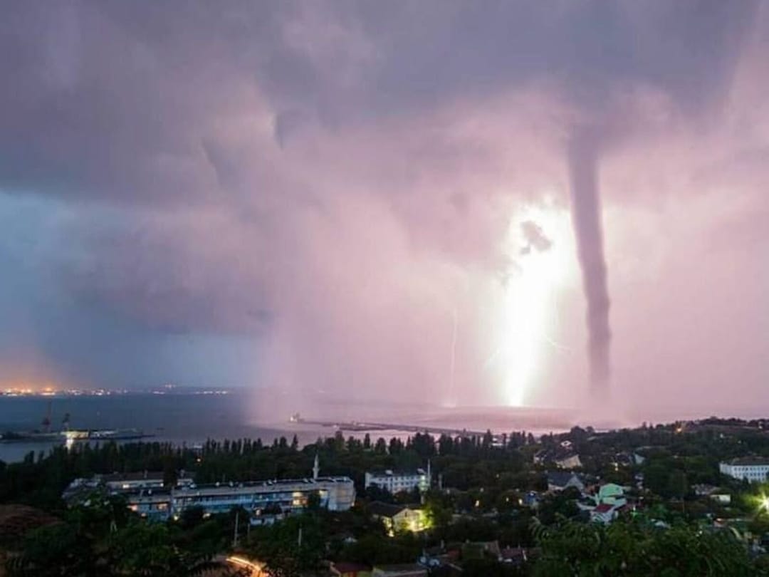Мощный торнадо пронесся над китайским городом Ляньюньган 