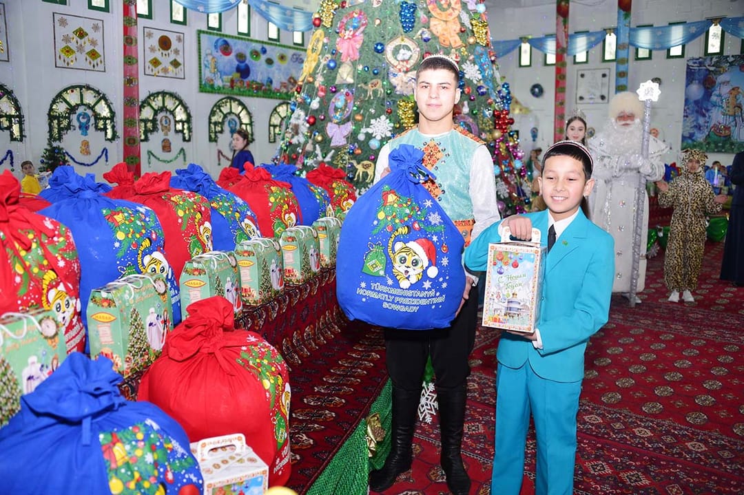 Döwletliler köşgünde terbiýelenýän çagalara Türkmenistanyň Prezidentiniň baýramçylyk sowgatlary goşwuryldy