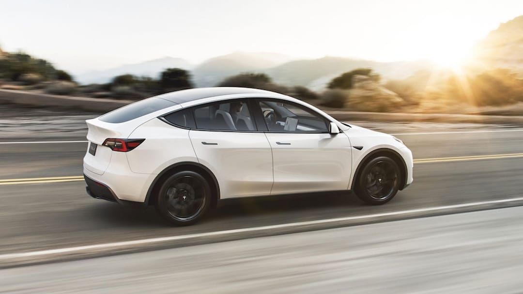 “Tesla” bazardaky öňdeligini saklaýar