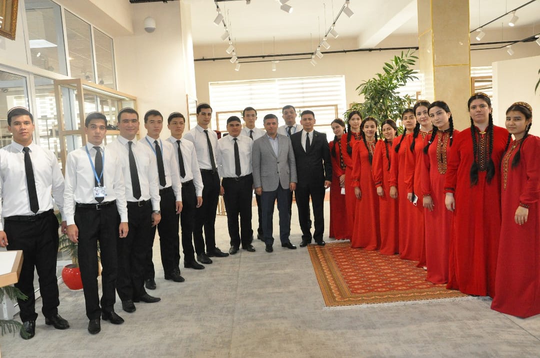 Студенты Ашхабадского вуза посетили предприятие по выпуску обуви