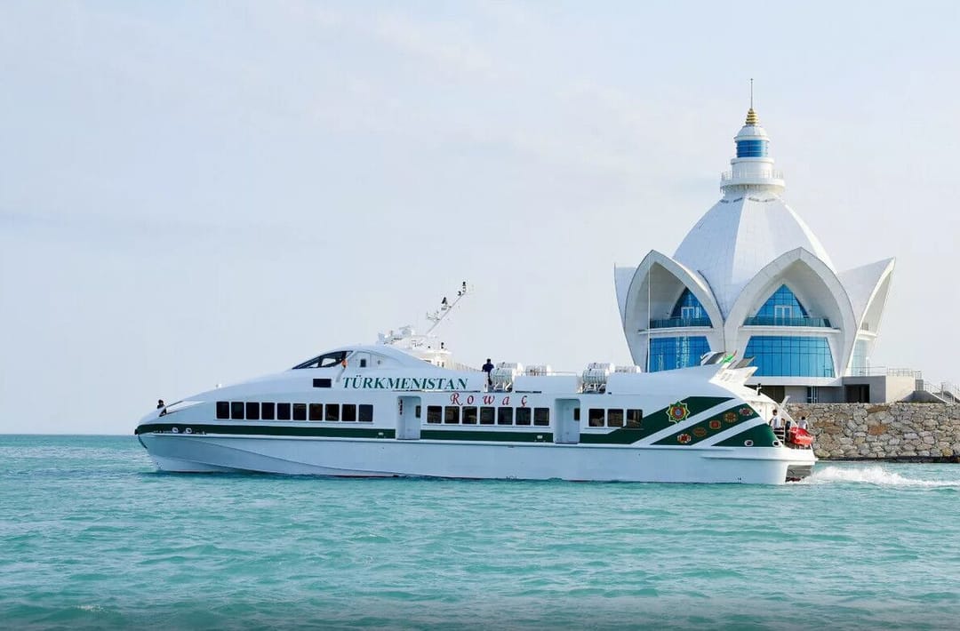 Гурбангулы Бердымухамедов совершил морскую прогулку по Каспию