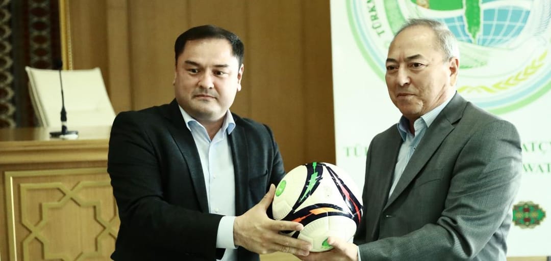 Федерация футбола Туркменистана подарила мячи спортивным школам Ашхабада