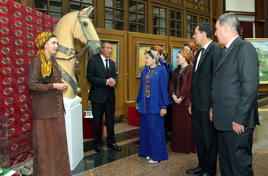 В Государственном музее Туркменистана открылась выставка «Bысокие почести скакуну»