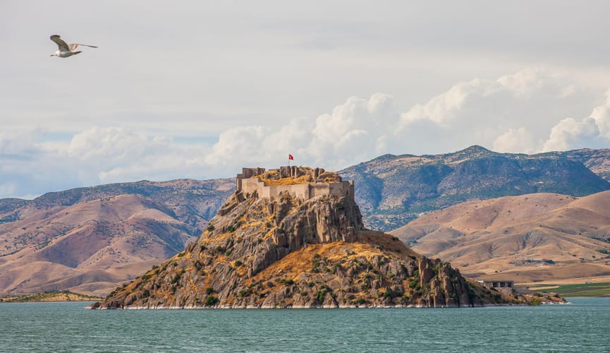 Pertek Kalesi’nin alt kısmında bulunan nizamiyesi, kuraklık nedeniyle barajın su seviyesi düşünce ortaya çıktı