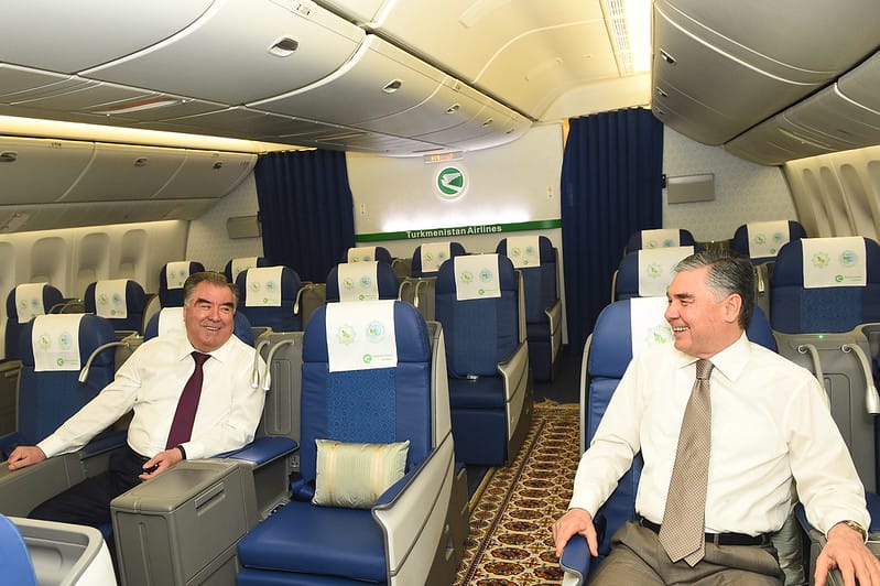 Президенты Туркменистана и Таджикистана вылетели в Туркменбаши