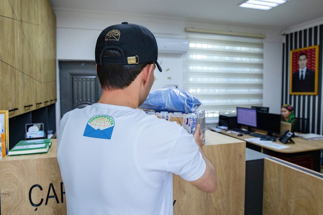 Courier delivery from “Turkmenpost” is a reliable way to send gifts to loved ones for the New Year