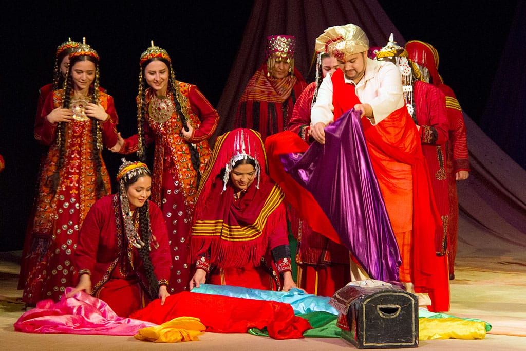 Урматкан Меляева  прекрасно рассказала Легенду о шёлке  