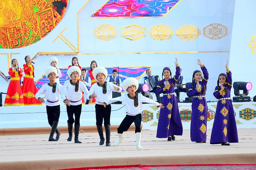 В Авазе состоялся музыкально-танцевальный фестиваль, посвящённый туркменскому танцу куштдепди