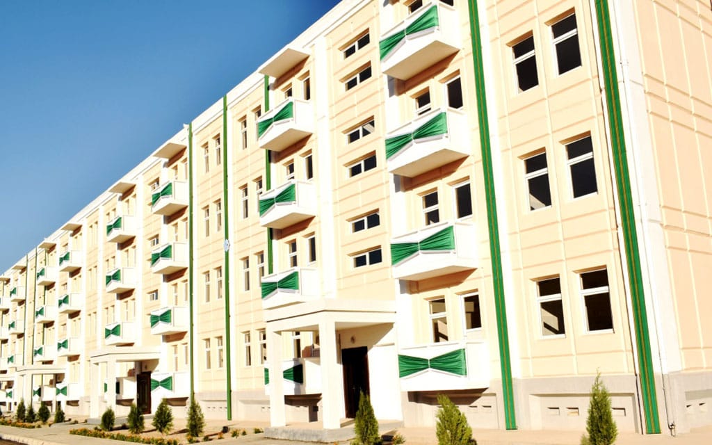 Daşoguz şäherinde köp gatly ýaşaýyş jaýlarynyň üçüsi açylyp, ulanmaga berildi