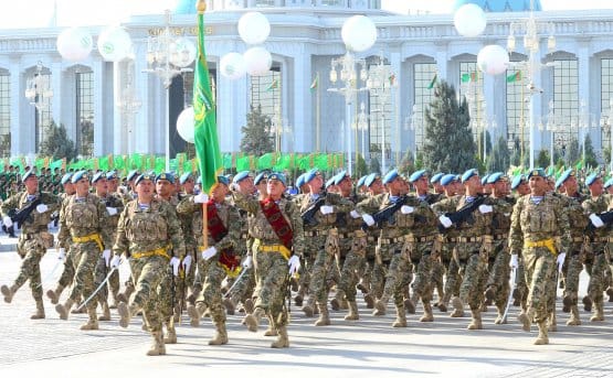 В Ашхабаде прошёл военный парад в честь 28-й годовщины независимости Туркменистана