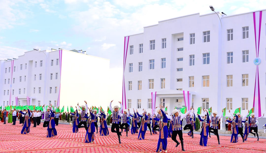 Президент Туркменистана открыл новый жилой комплекс в Дашогузе