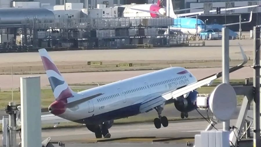 Londonda ýolagçy uçary tasdan agdarylypdy