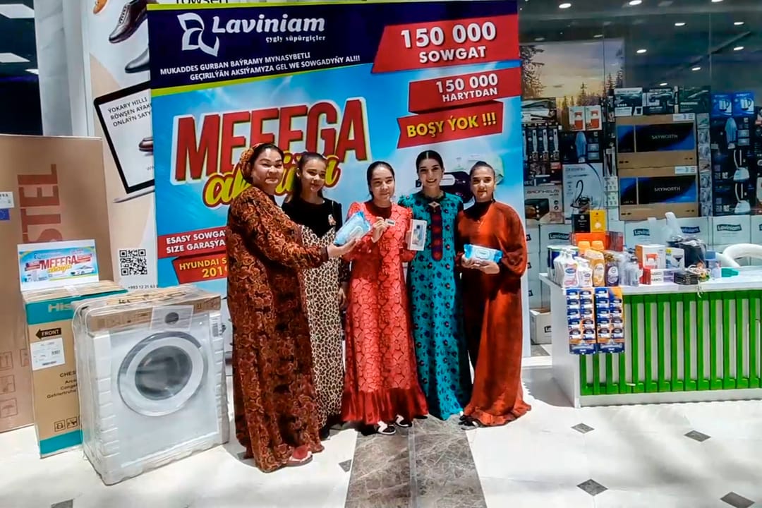 Aşgabatda Laviniam çygly süpürgiçleriň alyjylarynyň arasynda awtomobil utmak mümkinçiligi dowam edýär