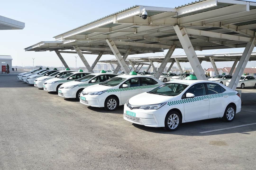 Таксопарк Туркменабата пополнился автомобилями Toyota Corolla и Hyundai Elantra