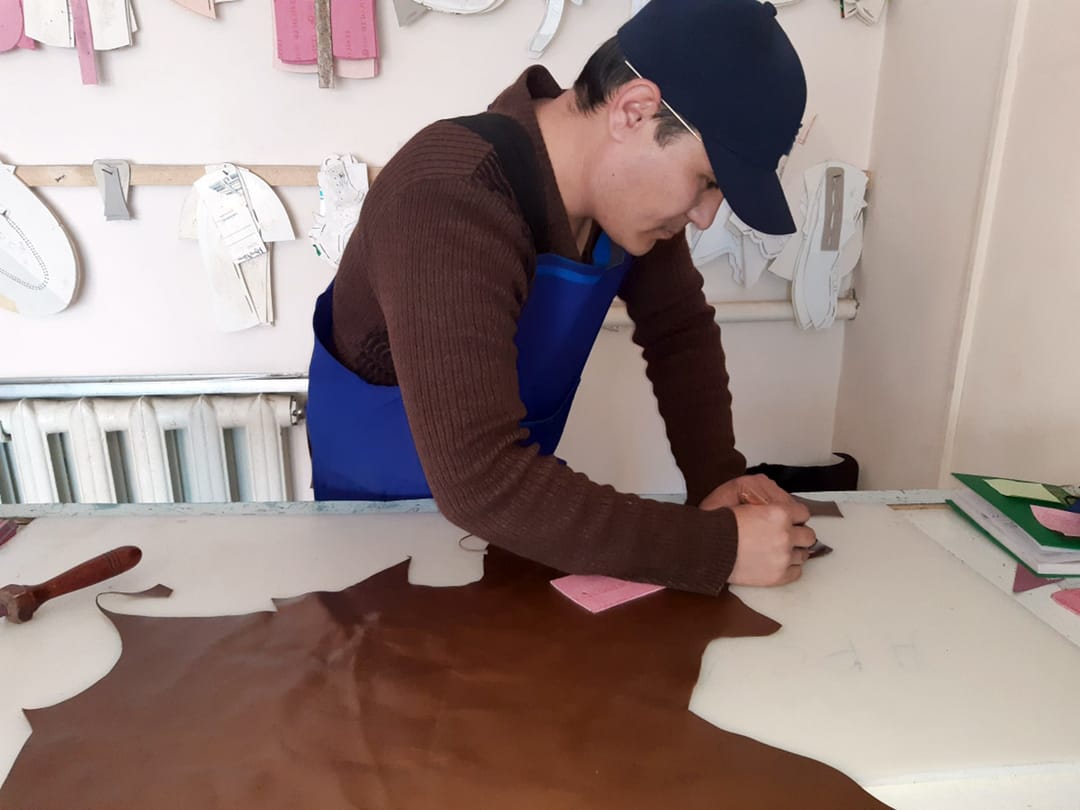 Частное предприятие в Лебапском велаяте Туркменистана производит 170 видов обуви