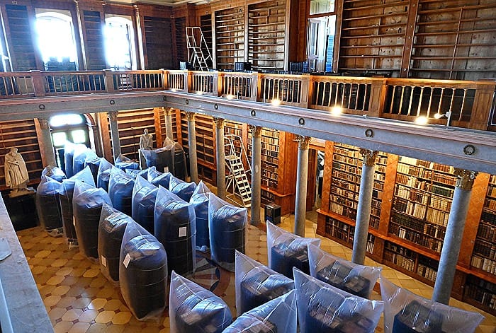 Wengriýanyň kitaphanasy tomzaklar sebäpli on müňlerçe kitapdan mahrum bolup biler