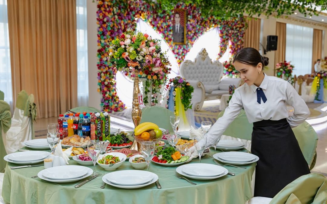 Ak Ýol Banquet Hall is a good choice for large celebrations and events