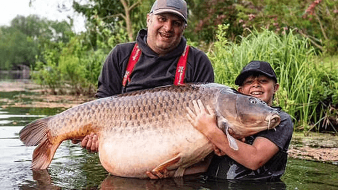 Школьник из Великобритании поймал огромного карпа и побил мировой рекорд