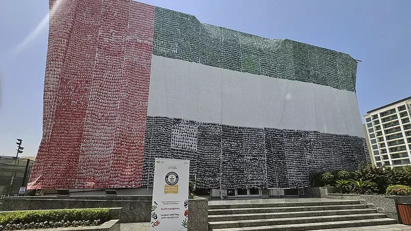 Флаг ОАЭ из 24,5 тысяч отпечатков ладоней попал в Книгу рекордов Гиннеса