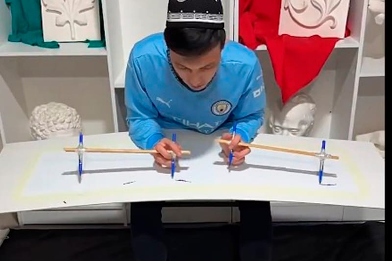 Узбекский фанат нарисовал руками и ногами Хусанова и Холанда: необычный перформанс для «Манчестер Сити»