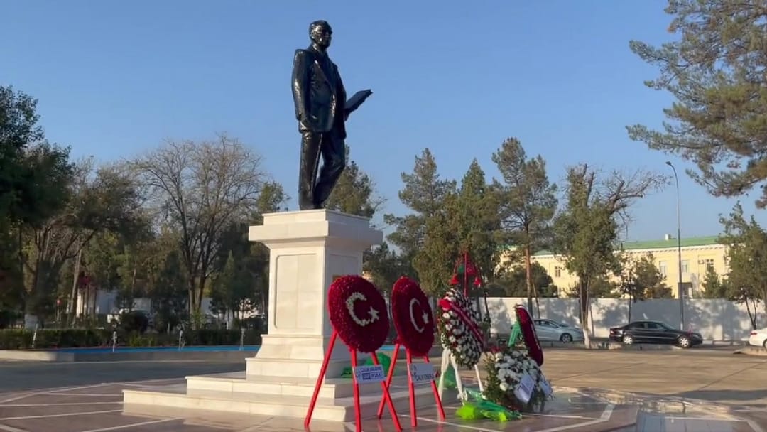 В Ашхабаде прошла церемония возложения цветов к памятнику Ататюрка