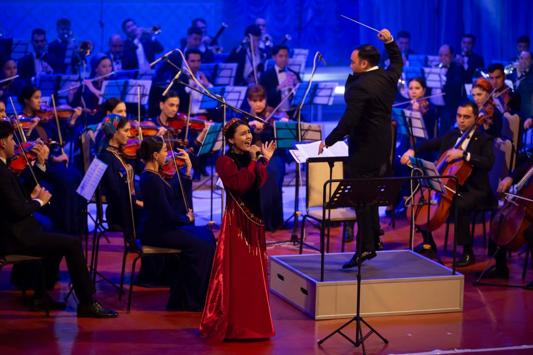 Fotoreportaž: Aşgabatda amerikan aýdymçylarynyň konsertlerine badalga berildi