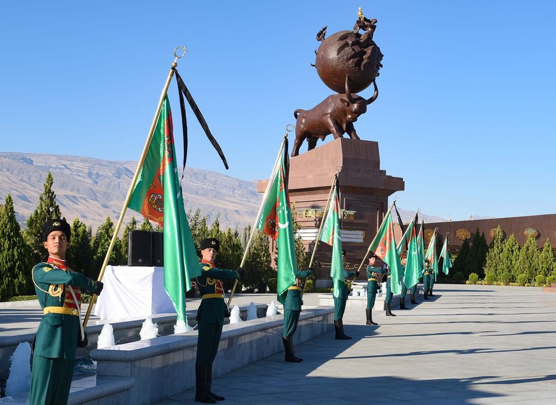 Сердар Бердымухамедов принял участие в церемонии по случаю Дня поминовения в Туркменистане