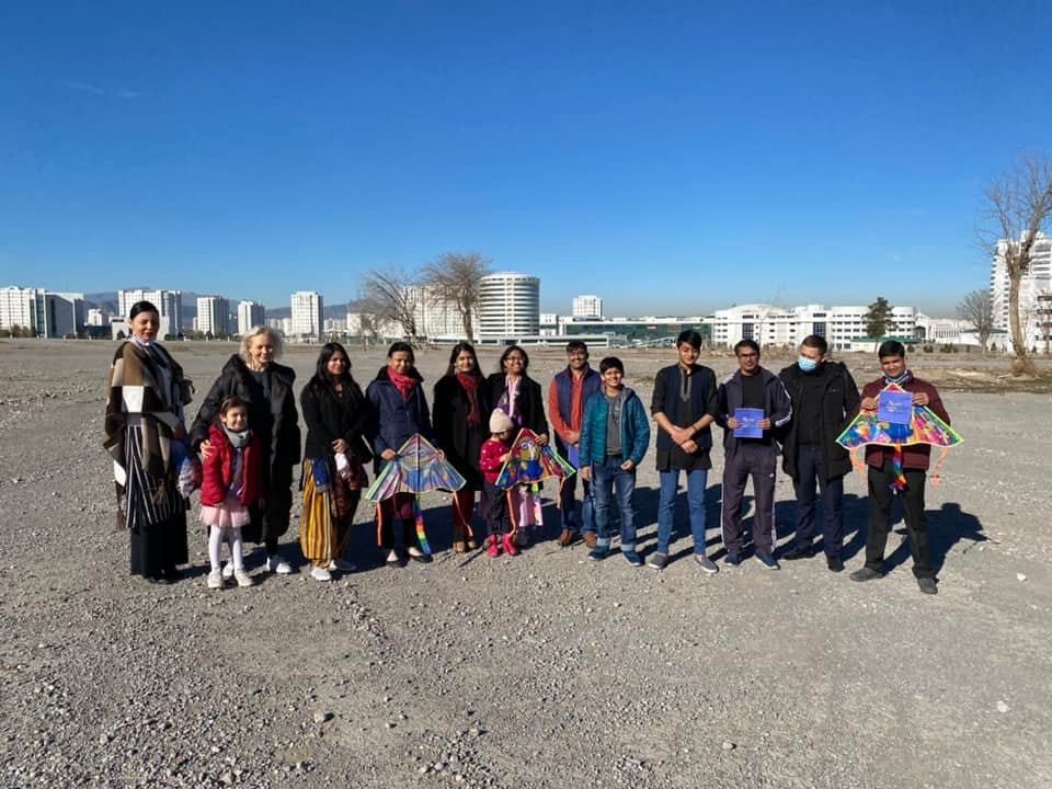 Посольство Индии в Ашхабаде отметило праздник Макара-санкранти с воздушными змеями и ранголи