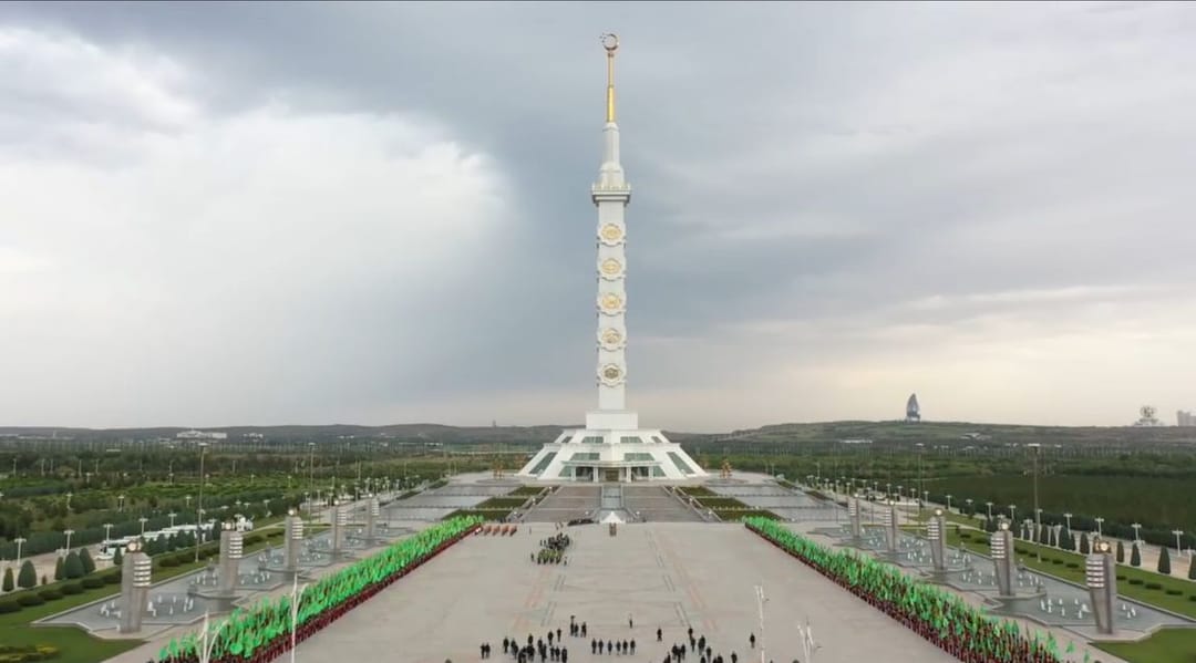 Парламентарии стран Центральной Азии и России возложили цветы к монументу Конституции Туркменистана