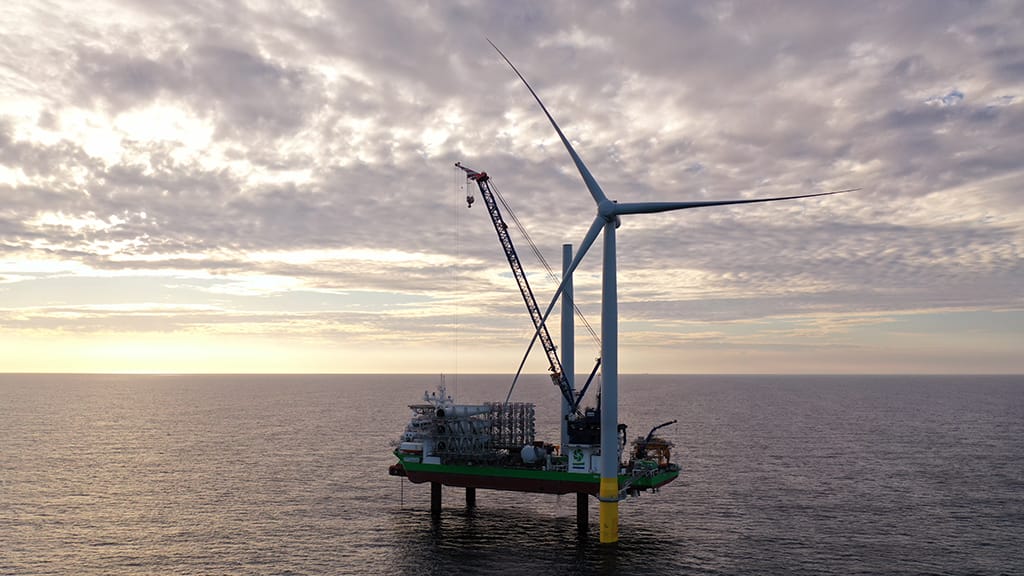 В Великобритании ввели в эксплуатацию крупнейшую в мире морскую ветряную электростанцию