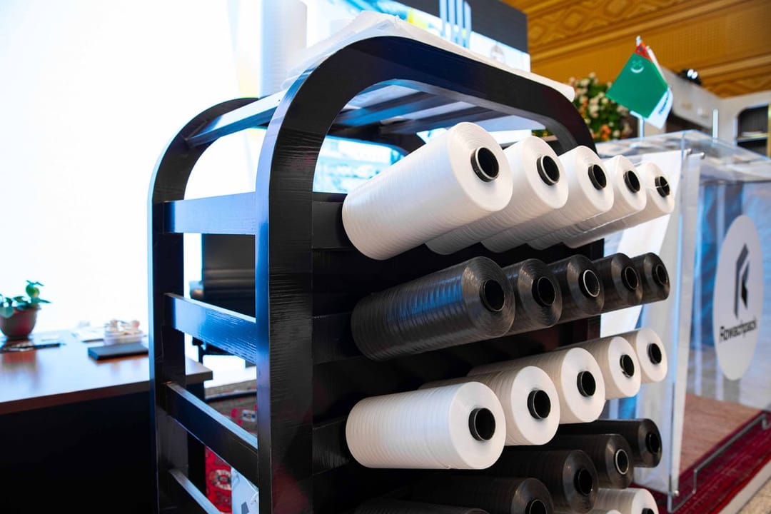 Rowachlan Galkynysh демонстрирует достижения туркменской упаковочной отрасли на выставке в ТППТ