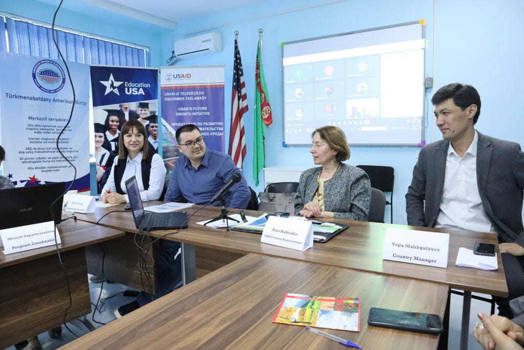 USAID в Туркменистане запустило программу для девушек в IT