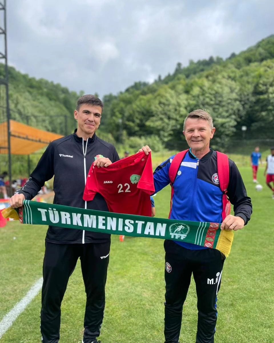 Ante Mişä Türkmenistanyň Futbol federasiýasynyň nyşany bilen köýnekçe sowgat berildi