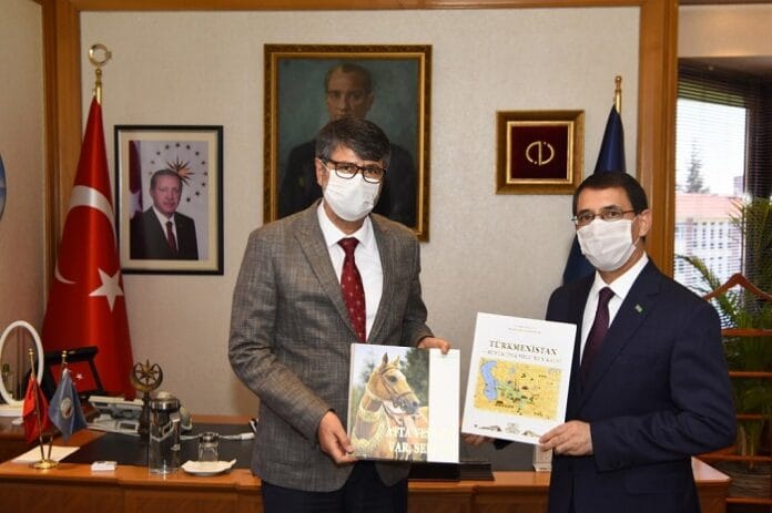 Посол Туркменистана в Турции посетил Анатолийский университет 