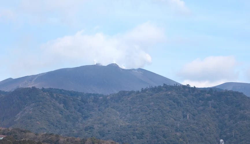Japonya'daki Shinmoedake yanardağı, 2018'den bu yana ilk kez patladı