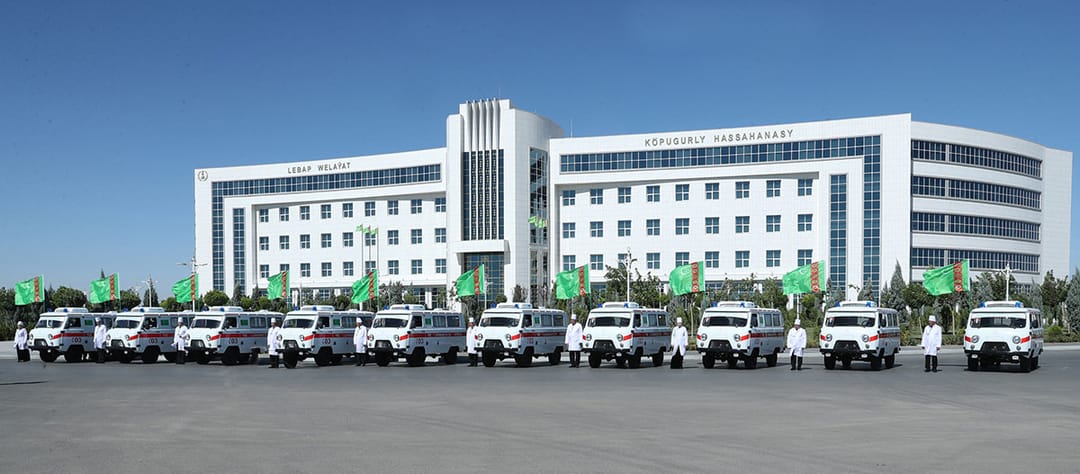 Больницы Лебапа получили 10 новых машин «Скорой помощи»