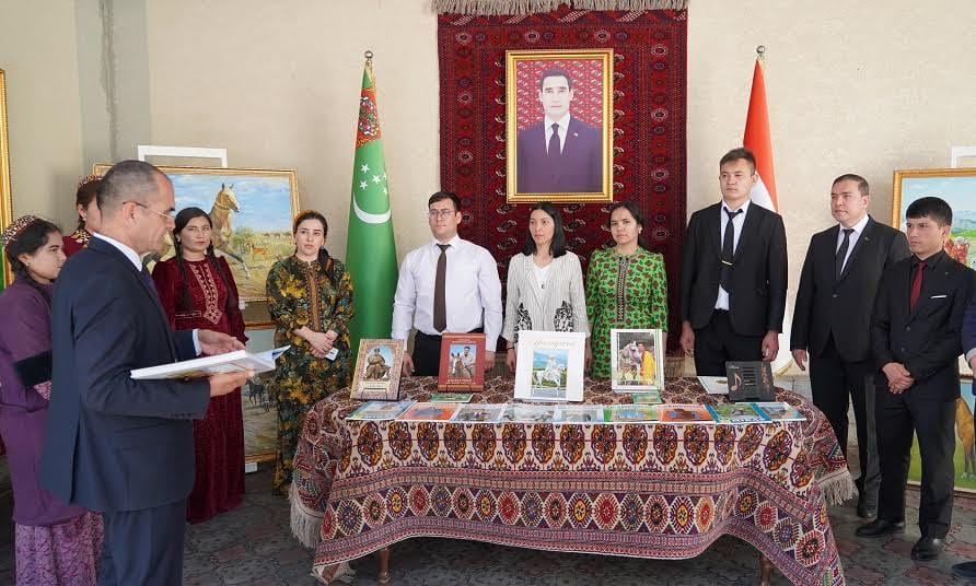 Täjigistanda türkmen bedewiniň hem-de türkmen halysynyň baýramy mynasybetli sergi guraldy