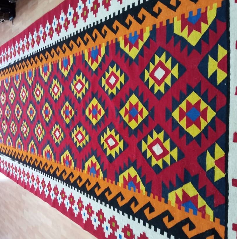 «Kümüş Ýüpek» hojalyk jemgyýeti sargyt esasynda kilimleri dokap berýär