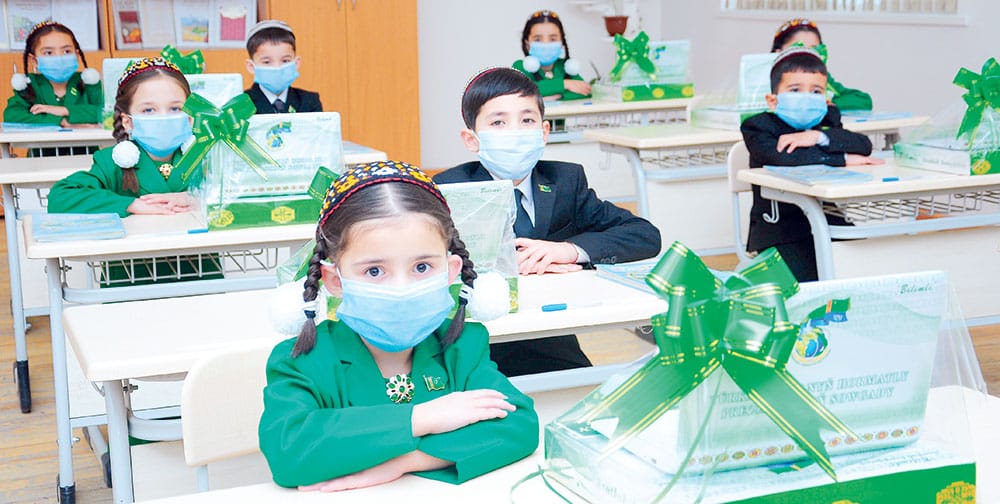 Первоклассники Ахалского велаята получили в подарок на Новый год компьютеры от Президента Туркменистана