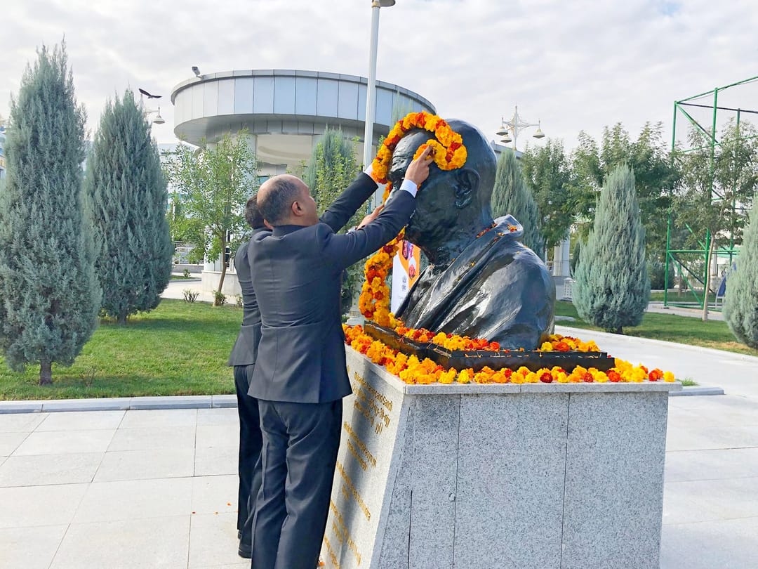 В Туркменистане отметили день рождения Махатмы Ганди