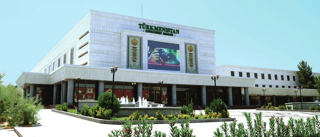 «Türkmenistan» kinokonsert merkezinde çagalar üçin çykyşlar guralar