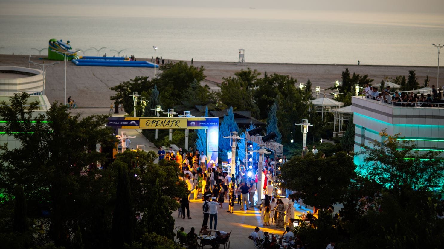 Deňiz Merjeni вновь приглашает отдыхающих на красочную шоу-программу на берегу моря