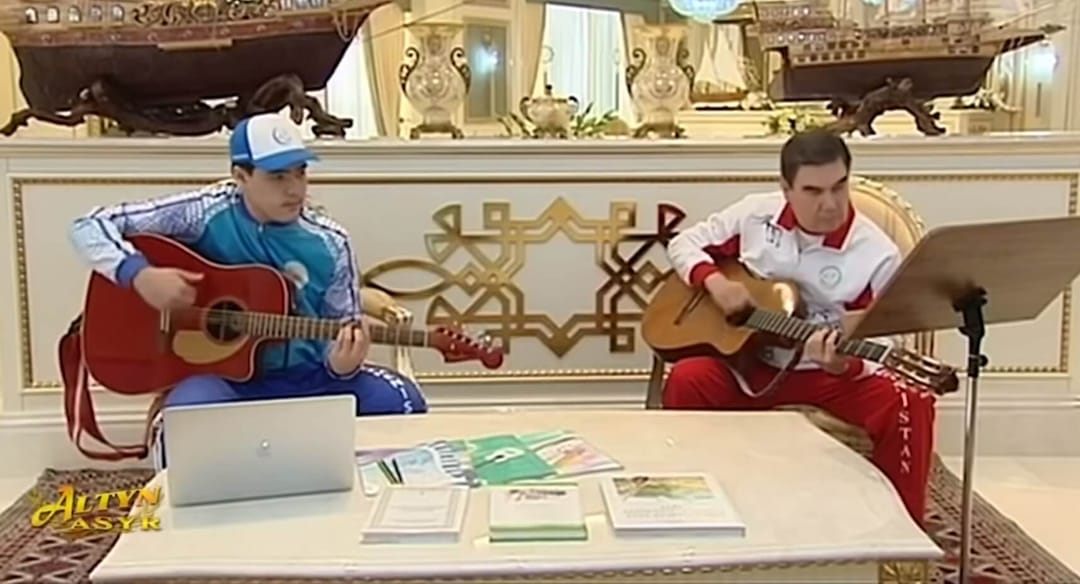 В «Авазе» Президент Туркменистана вместе с внуком Керимгулы занялся художественным творчеством