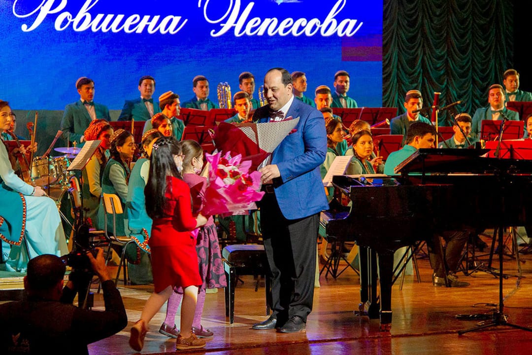 В Ашхабаде пройдет концерт Ровшена Непесова «Музыка, душа, кино!»