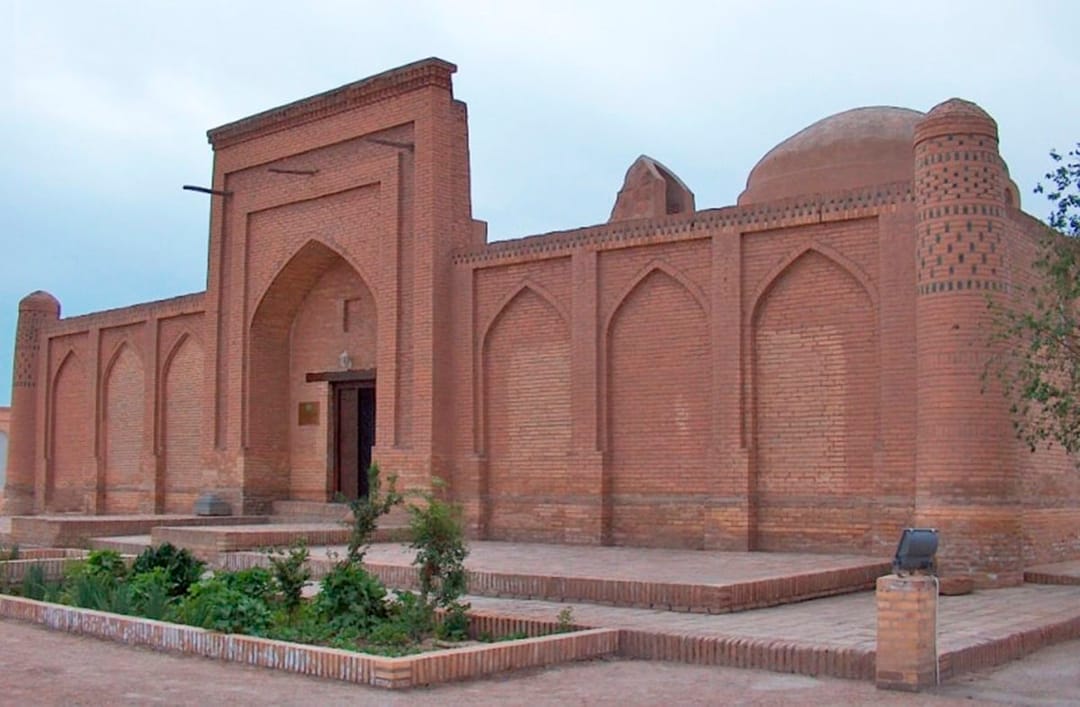 Жительница Куняургенчского этрапа в ходе полевых работ нашла старинные сосуды для ртути